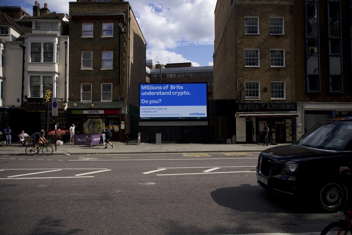 In London werden die Motive der Out of Home Kampagne über digitale Screens an relevanten Touchpoints ausgeliefert