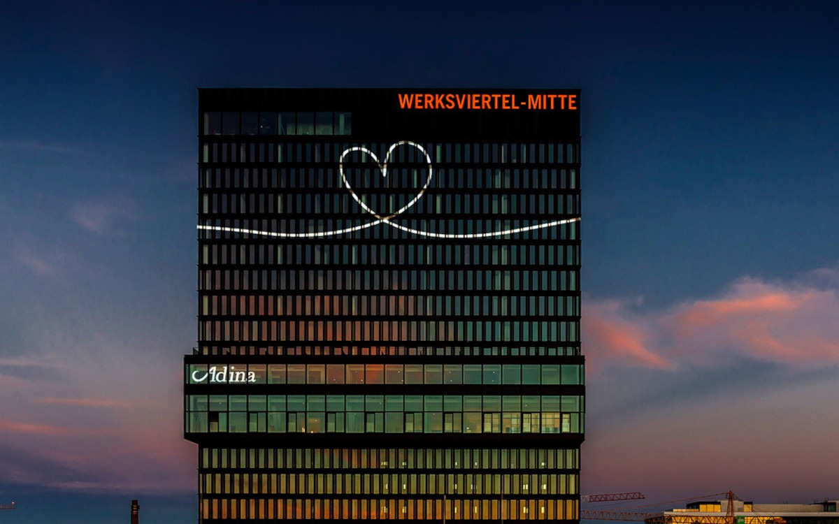 Das neue Adina-Hotel in München führt sich mit einer großflächigen Fassadenprojektion in die bayerische Landeshauptstadt ein