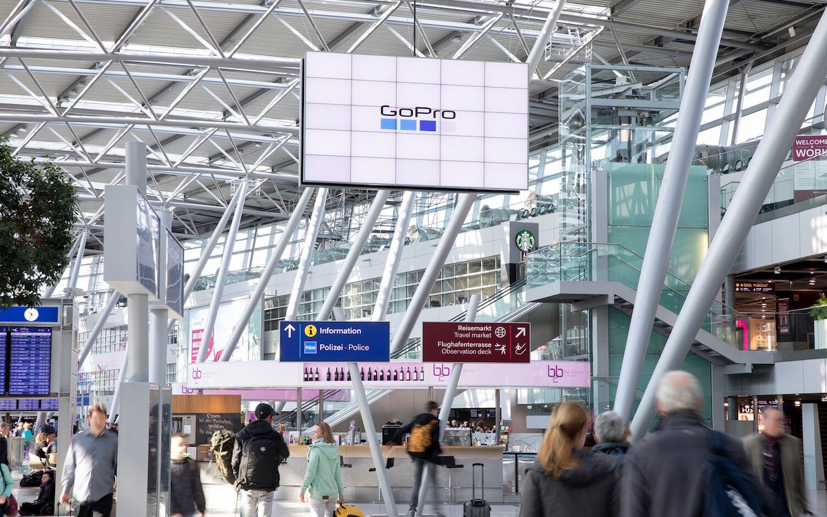 flughafen-duesseldorf-videowall-am-terminal-ost