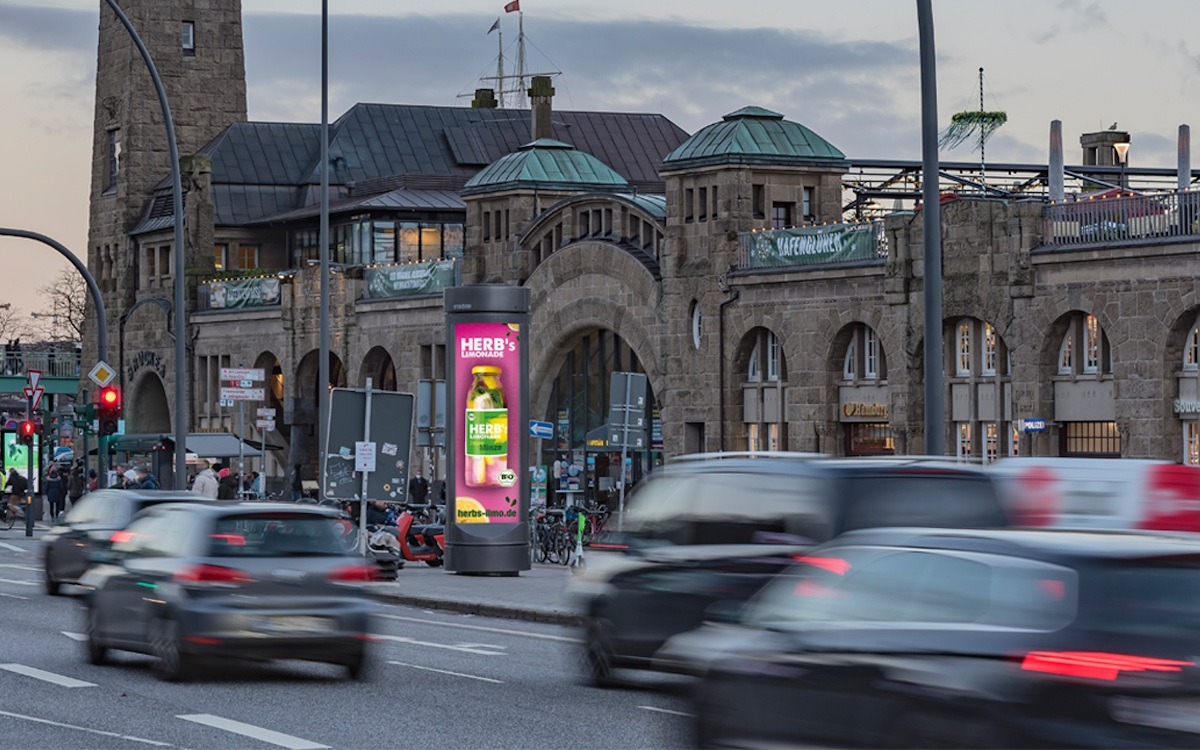 Ströer verschmelzt mit Public Video City Tower Roadside-DooH und Litfaßsäulen zu einem neuen DooH-Touchpoint
