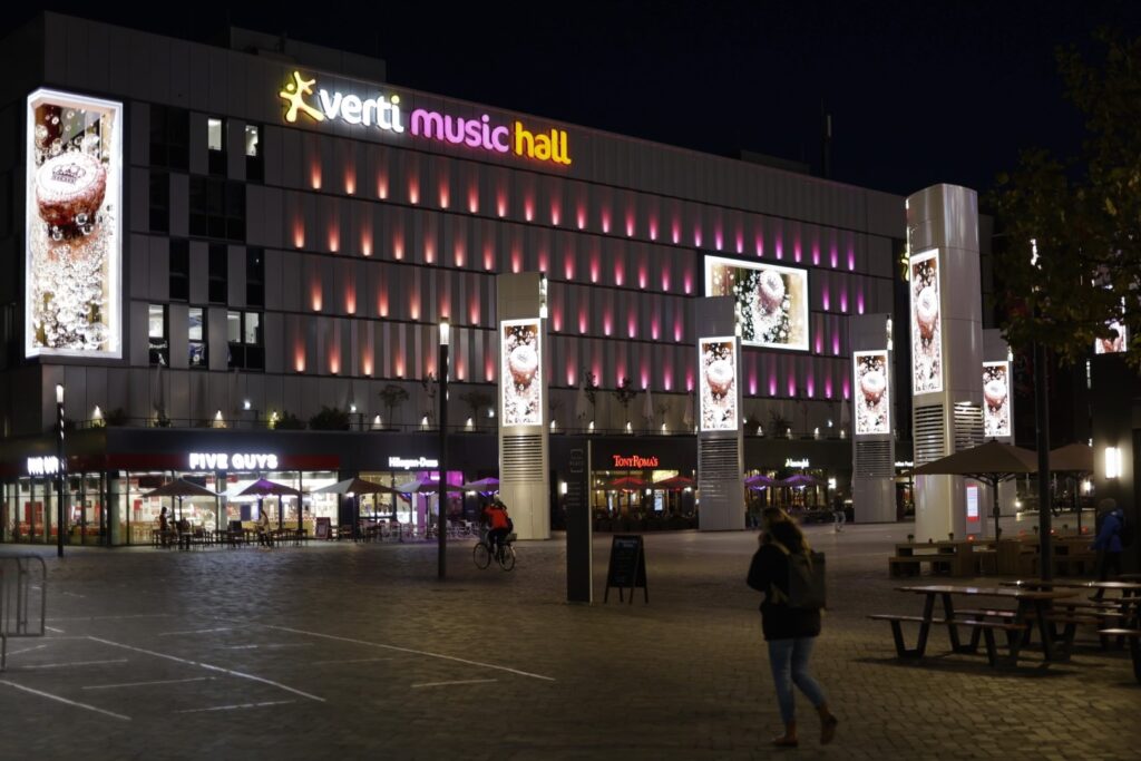 Mercedes Platz - Screens - Moet Chandon